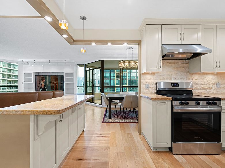 601 738 Broughton Street