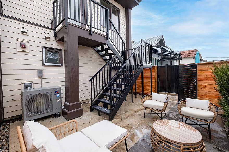 3 2667 E Pender Street