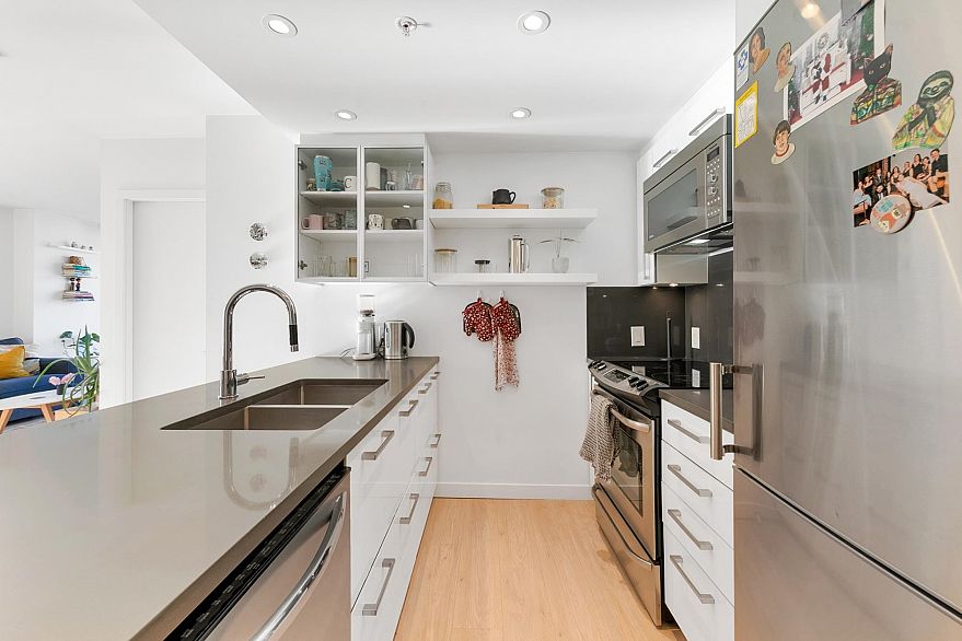 302 933 E Hastings Street