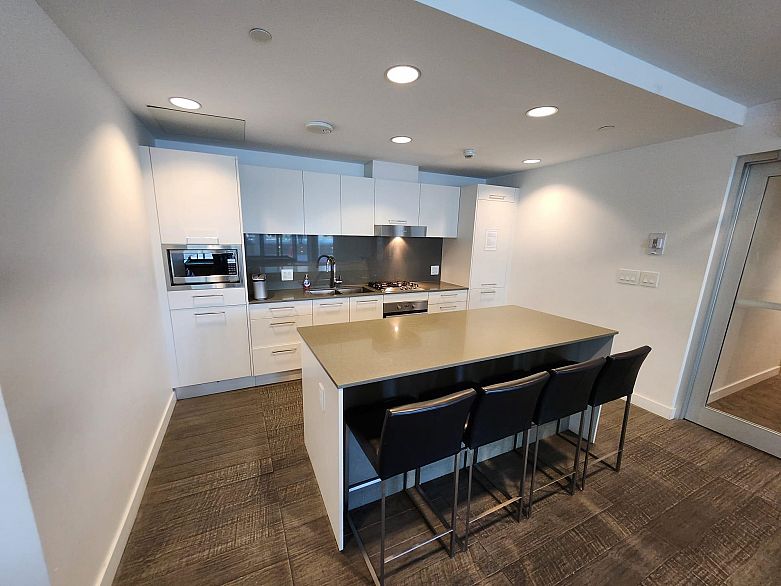 809 4638 Gladstone Street