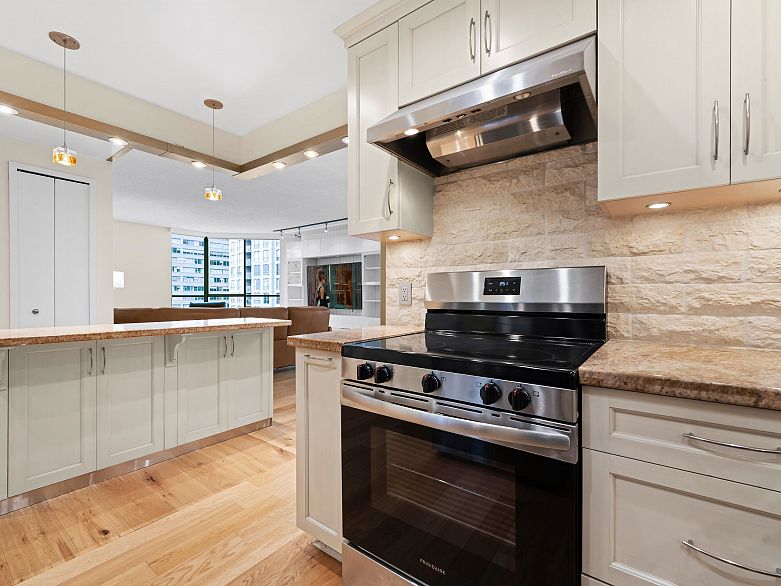 601 738 Broughton Street