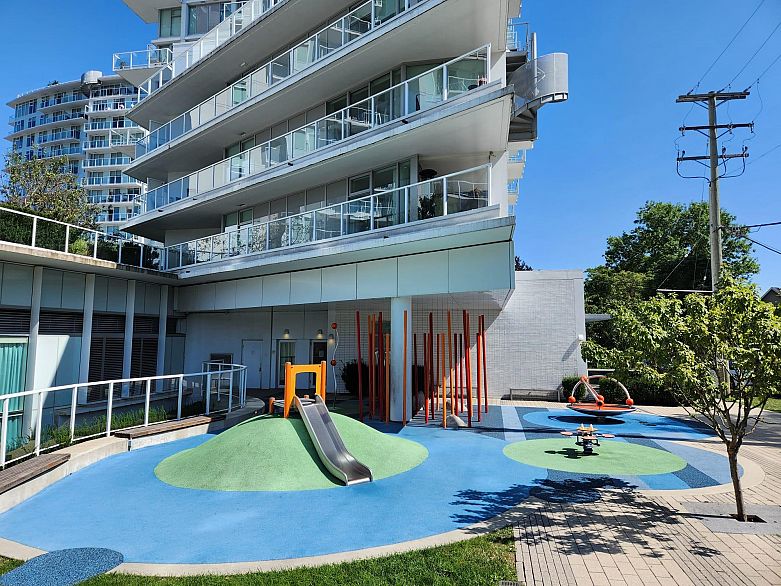 809 4638 Gladstone Street