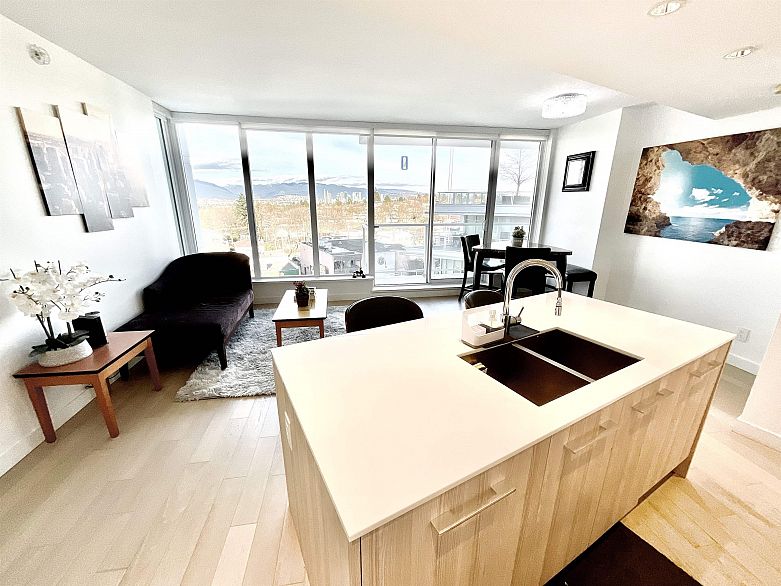 809 4638 Gladstone Street