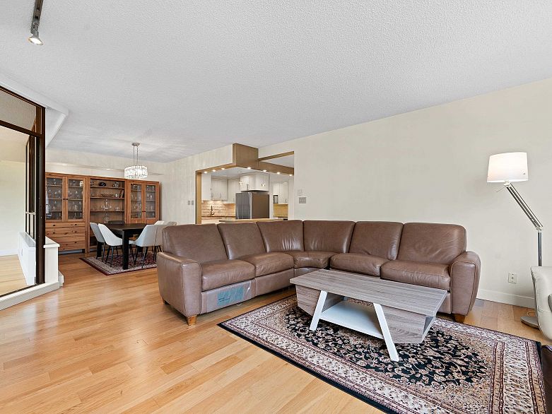 601 738 Broughton Street