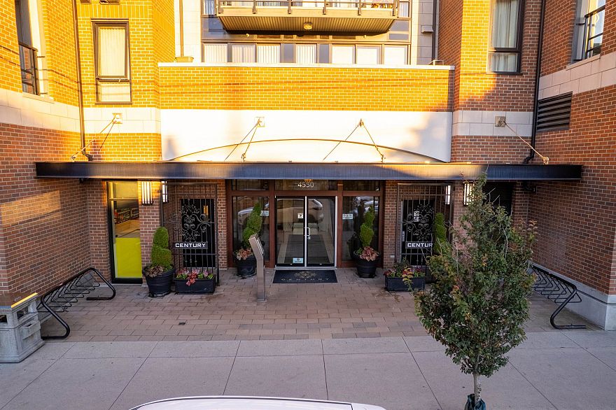 305 4550 Fraser Street