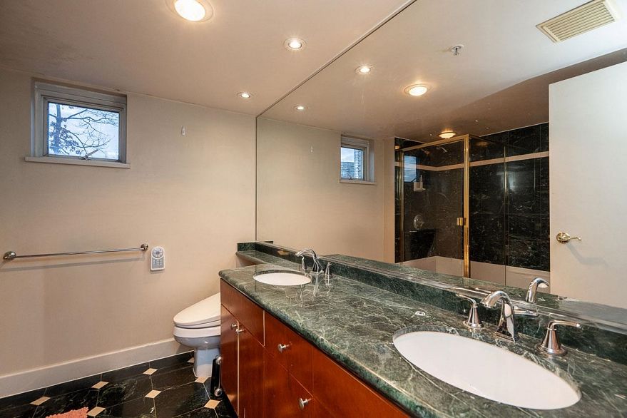 122 1228 Marinaside Crescent