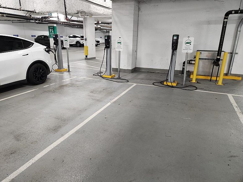 809 4638 Gladstone Street