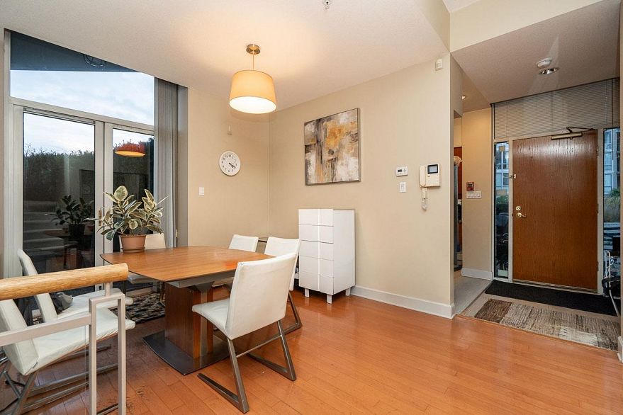 122 1228 Marinaside Crescent