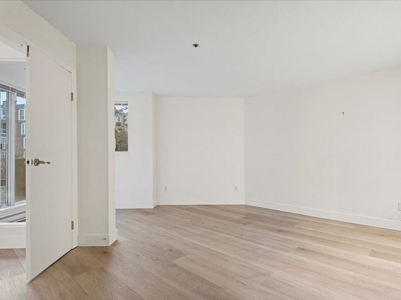 105 1502 Island Park Walk