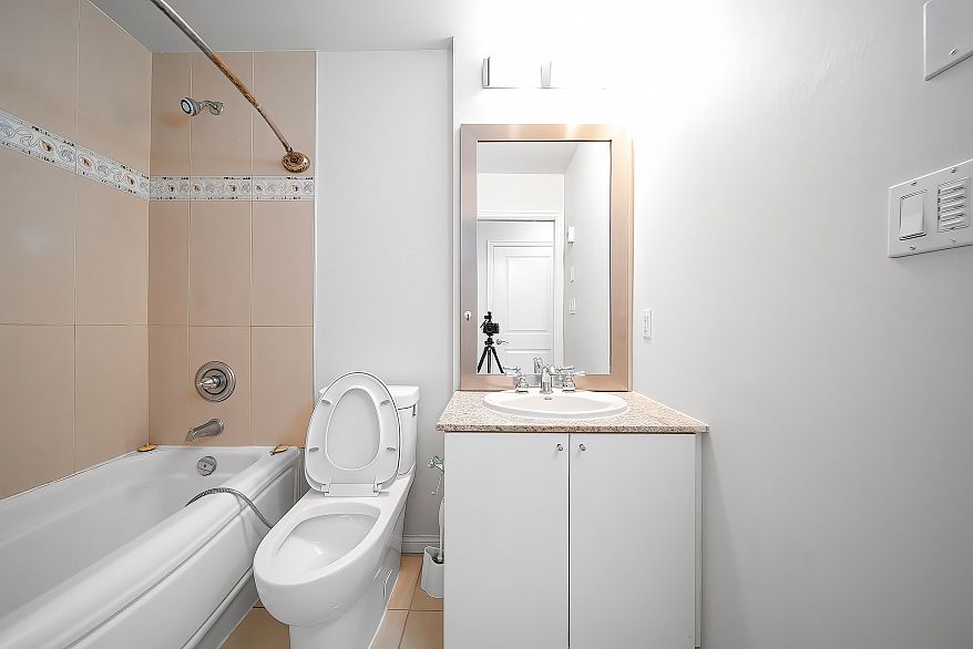 303 1211 Melville Street