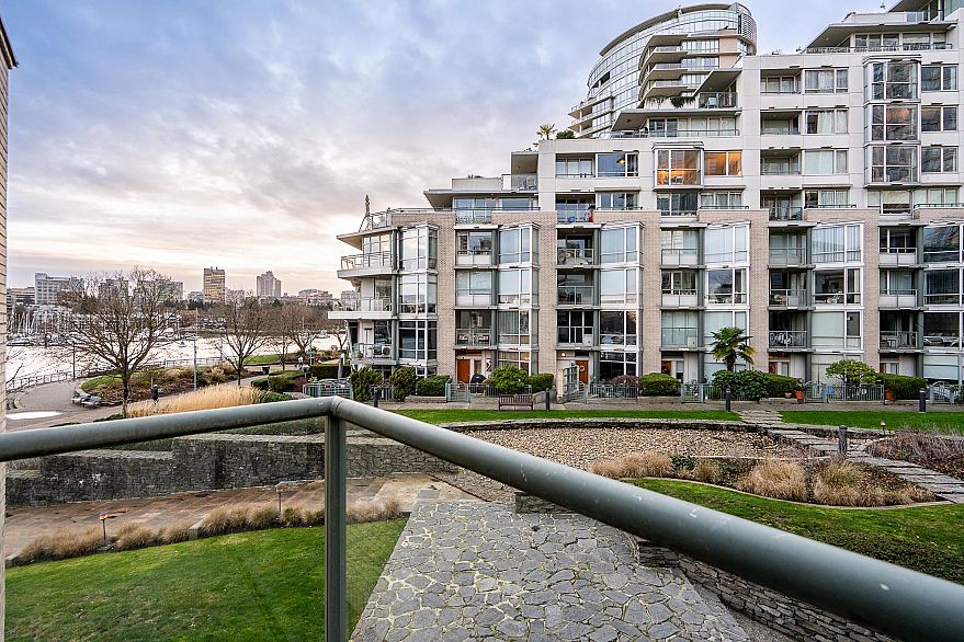 122 1228 Marinaside Crescent