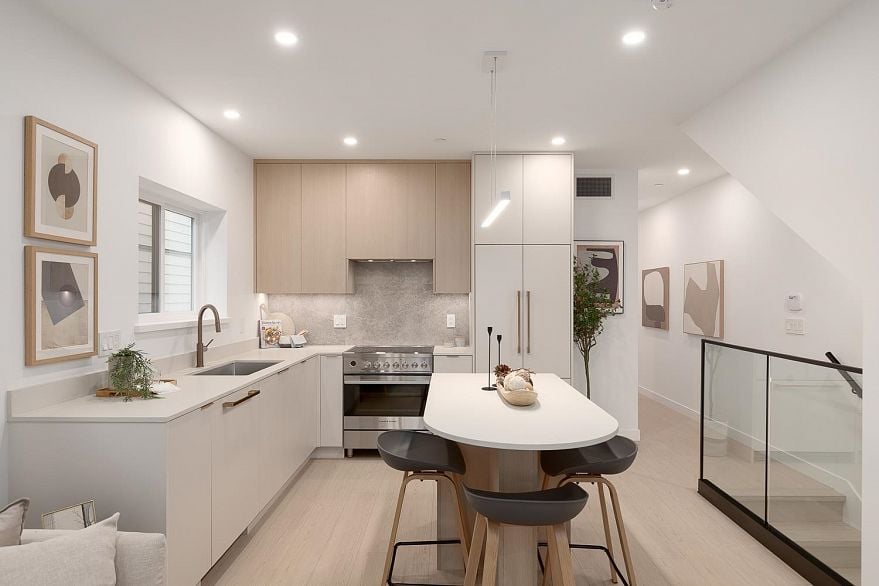 208 2339 E 34th Avenue