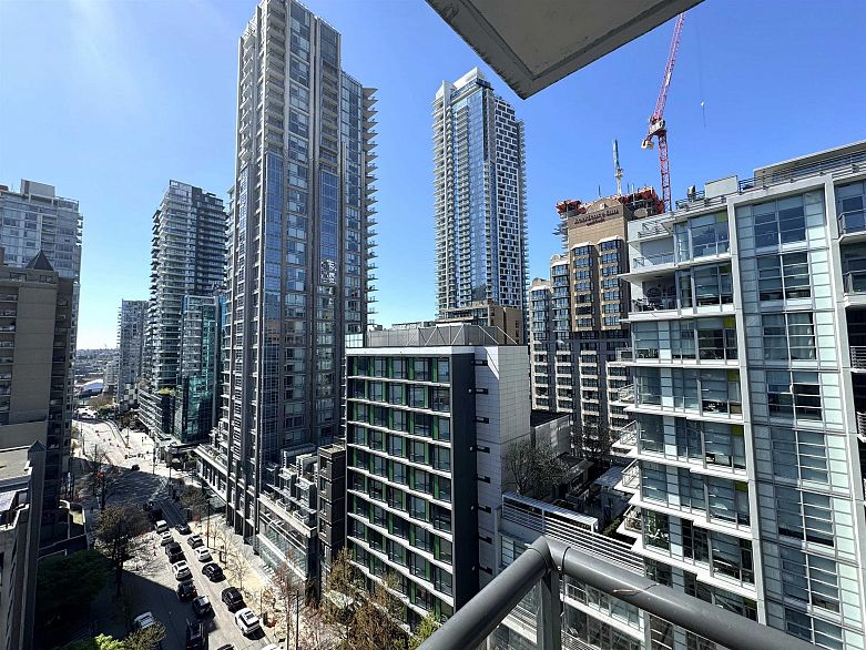 1504 1212 Howe Street