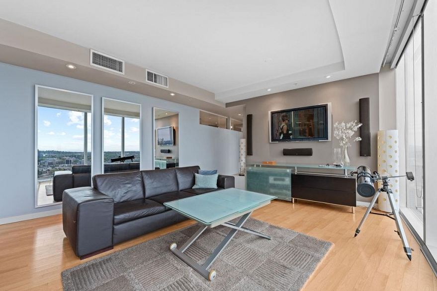 4303 938 Nelson Street