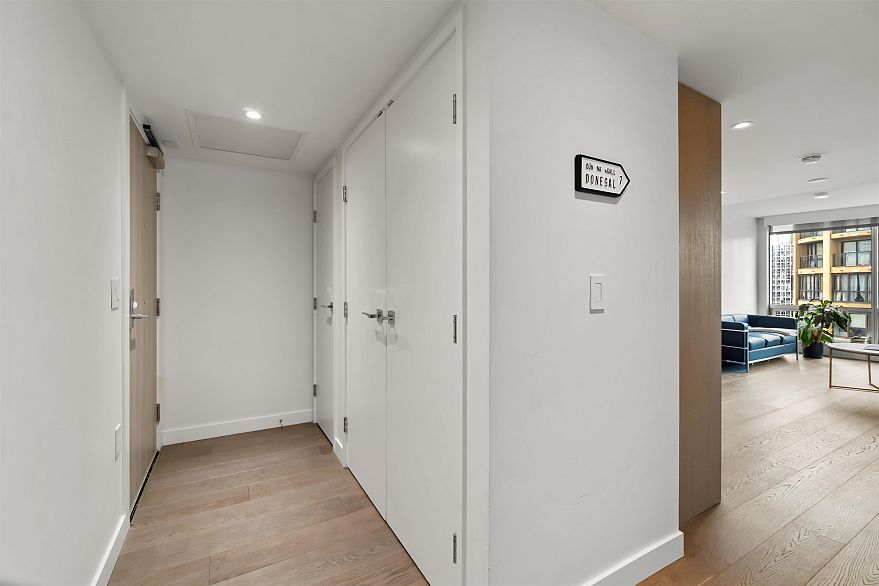 1305 1111 Richards Street