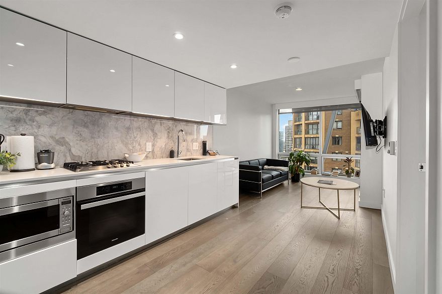 1305 1111 Richards Street