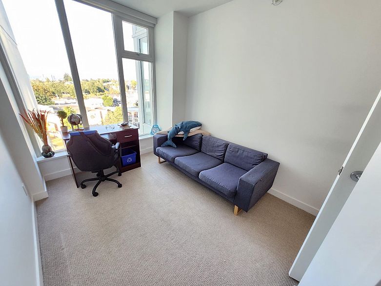 809 4638 Gladstone Street