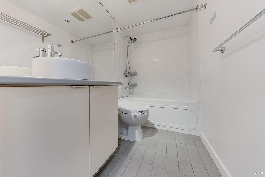 2111 788 Hamilton Street