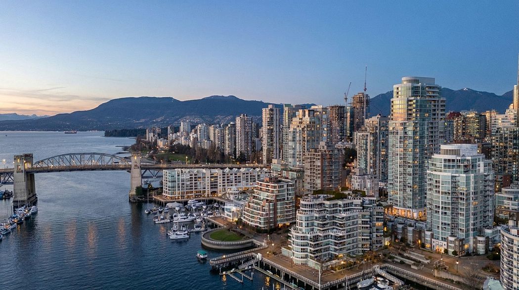 303 1501 Howe Street