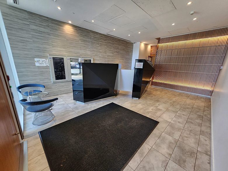 809 4638 Gladstone Street