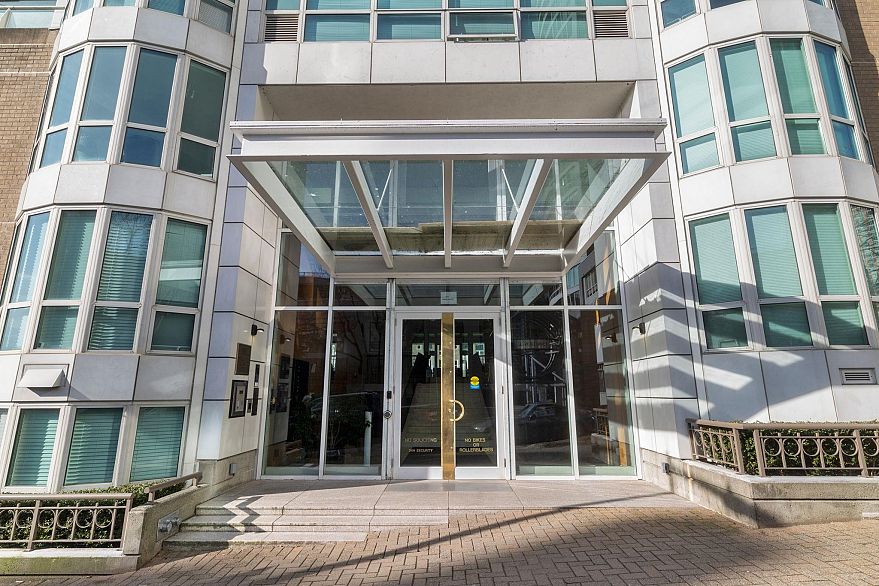 303 1501 Howe Street