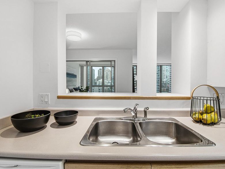 1205 950 Cambie Street