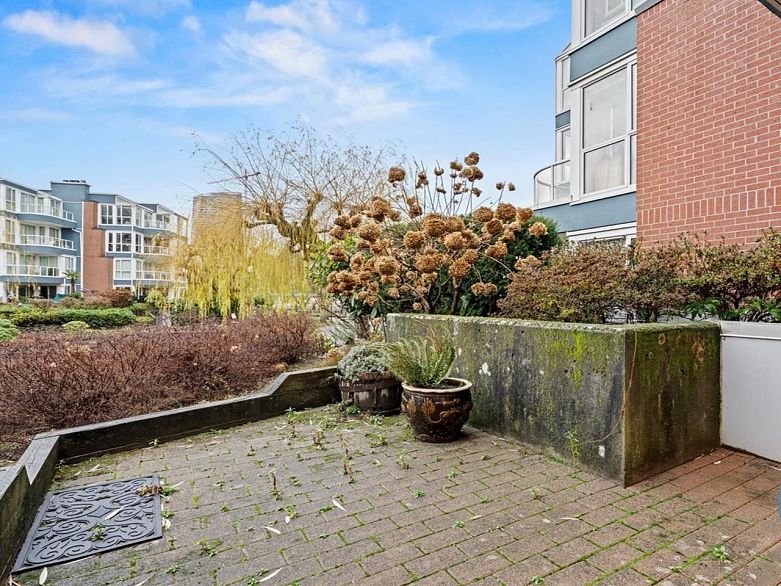 105 1502 Island Park Walk