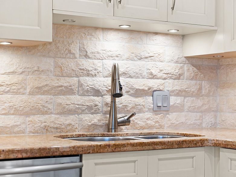 601 738 Broughton Street