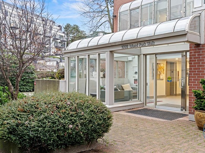 105 1502 Island Park Walk