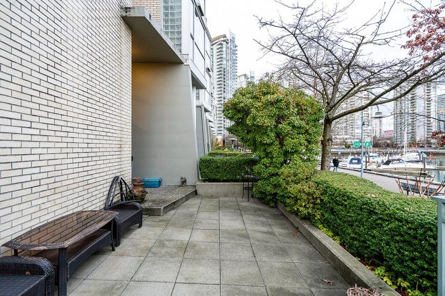 122 1228 Marinaside Crescent