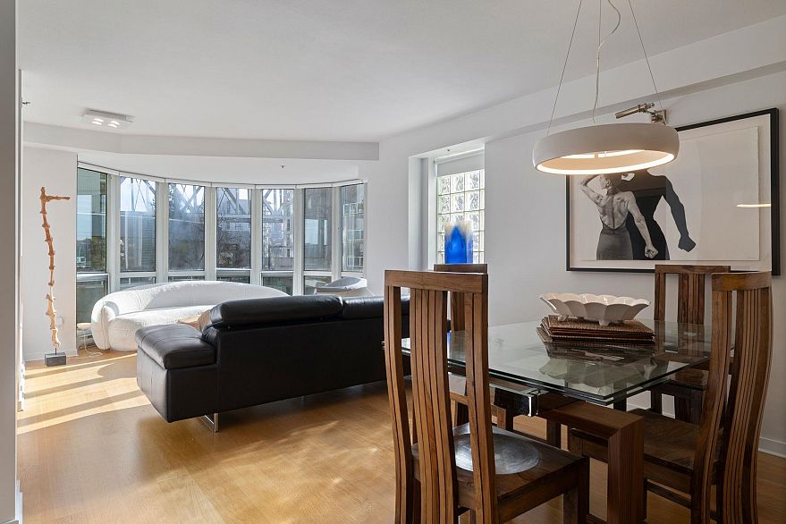 303 1501 Howe Street