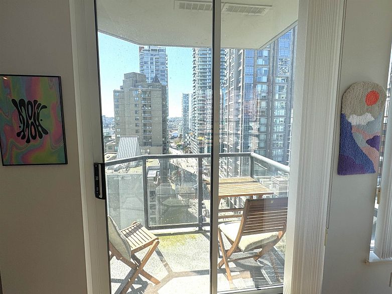 1504 1212 Howe Street