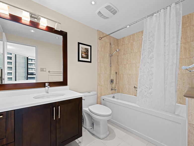 601 738 Broughton Street