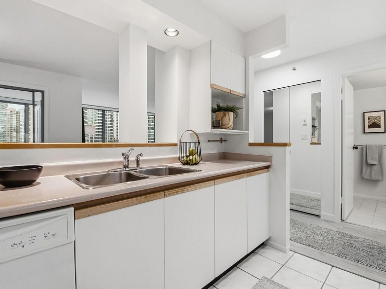 1205 950 Cambie Street