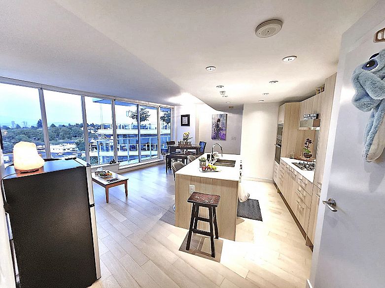 809 4638 Gladstone Street