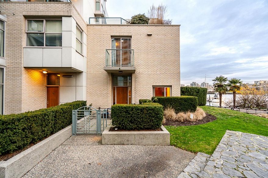 122 1228 Marinaside Crescent