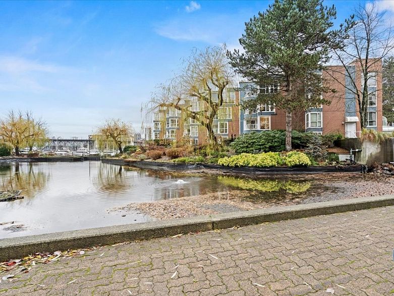 105 1502 Island Park Walk