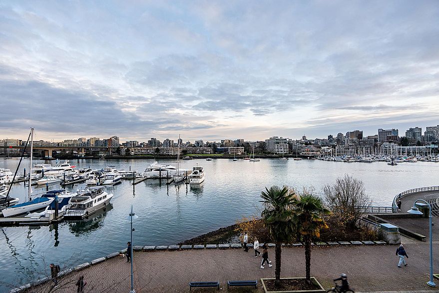 122 1228 Marinaside Crescent