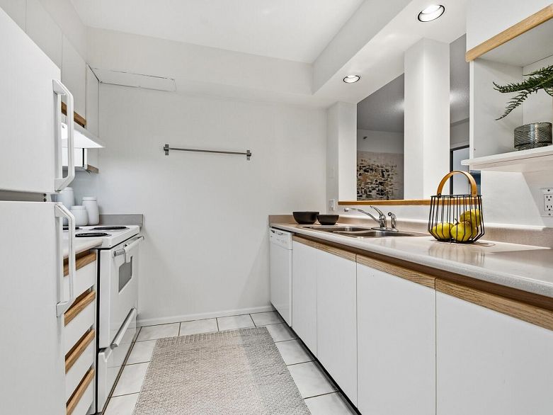 1205 950 Cambie Street