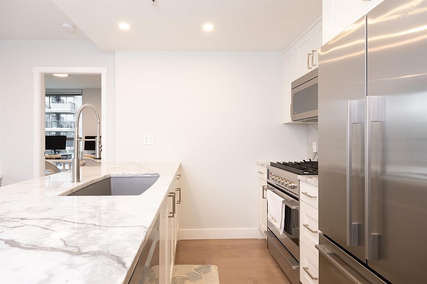 1006 928 Richards Street