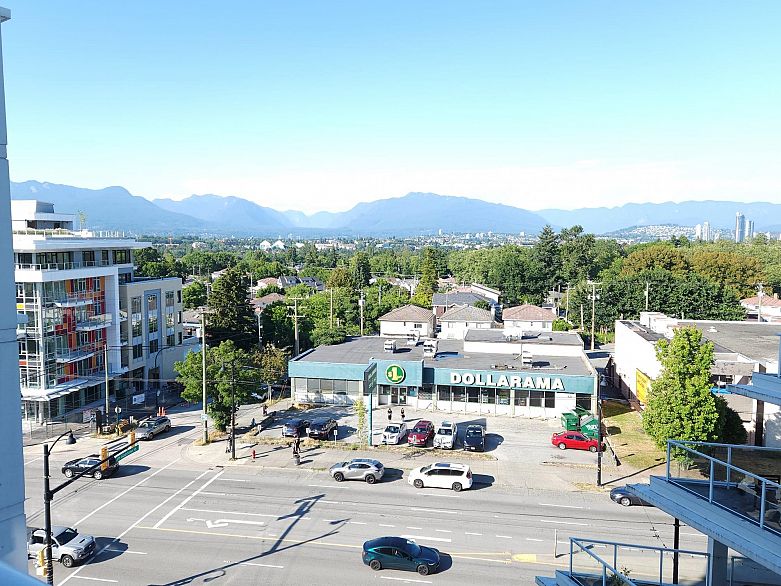 809 4638 Gladstone Street