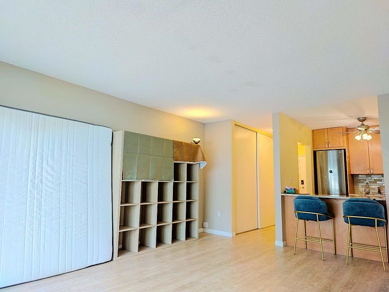 210 1545 E 2nd Avenue