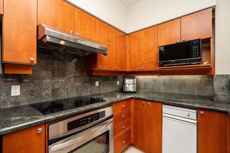 122 1228 Marinaside Crescent