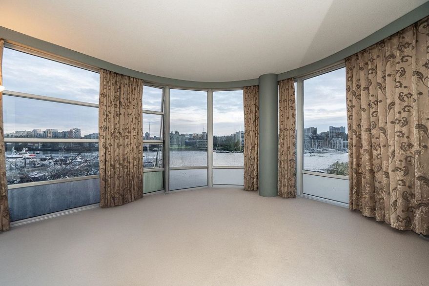 122 1228 Marinaside Crescent