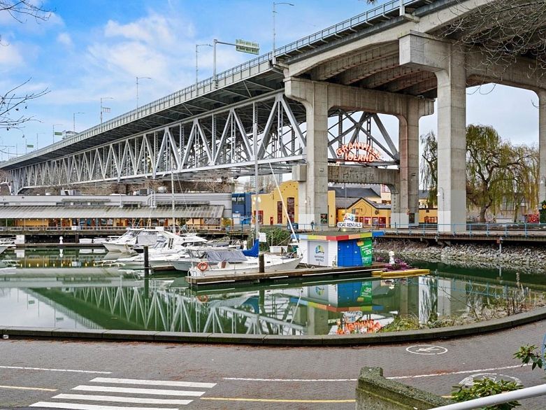 105 1502 Island Park Walk