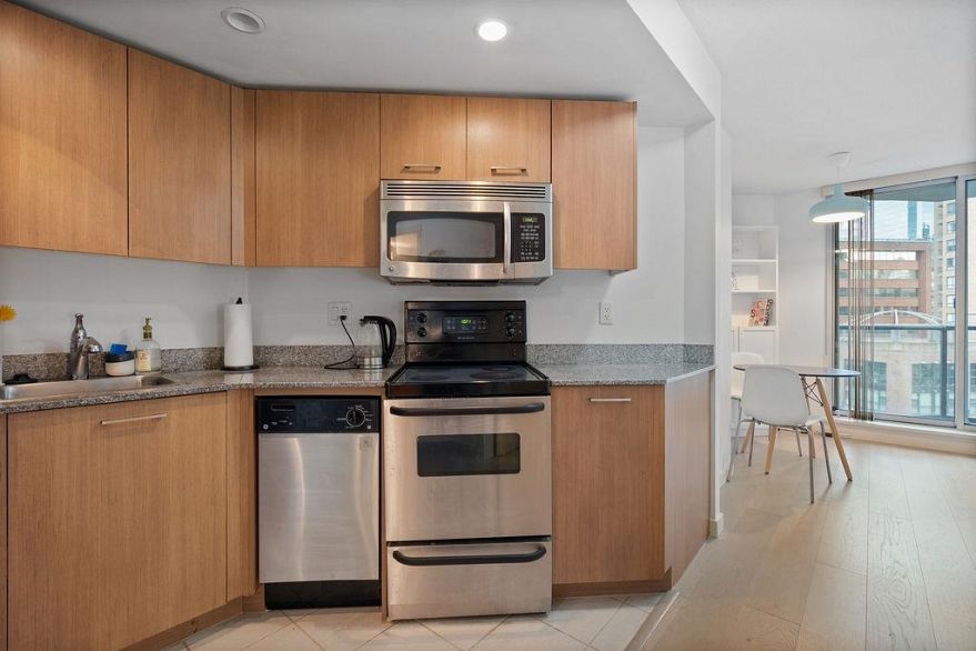 603 1212 Howe Street