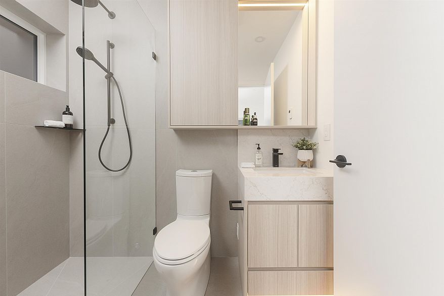 2 2755 W 11th Avenue