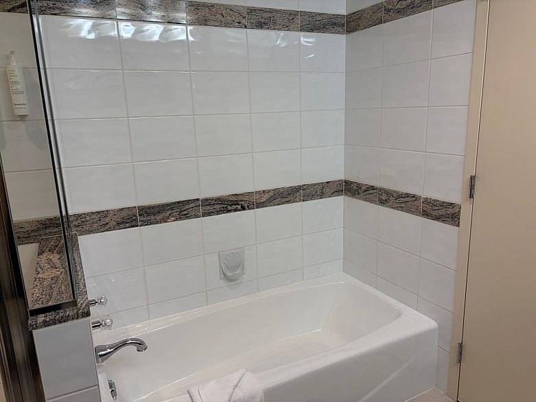 2906 1128 W Hastings Street