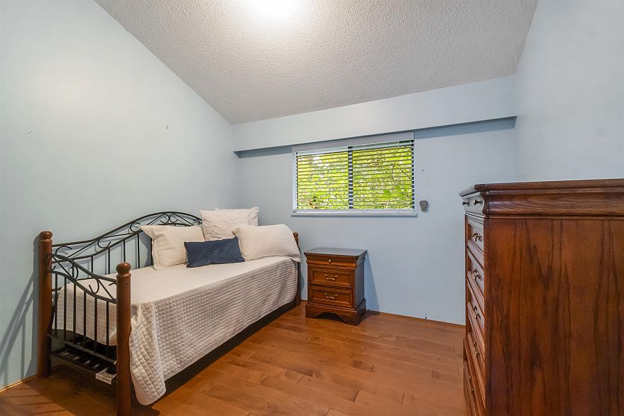 4262 Yuculta Crescent