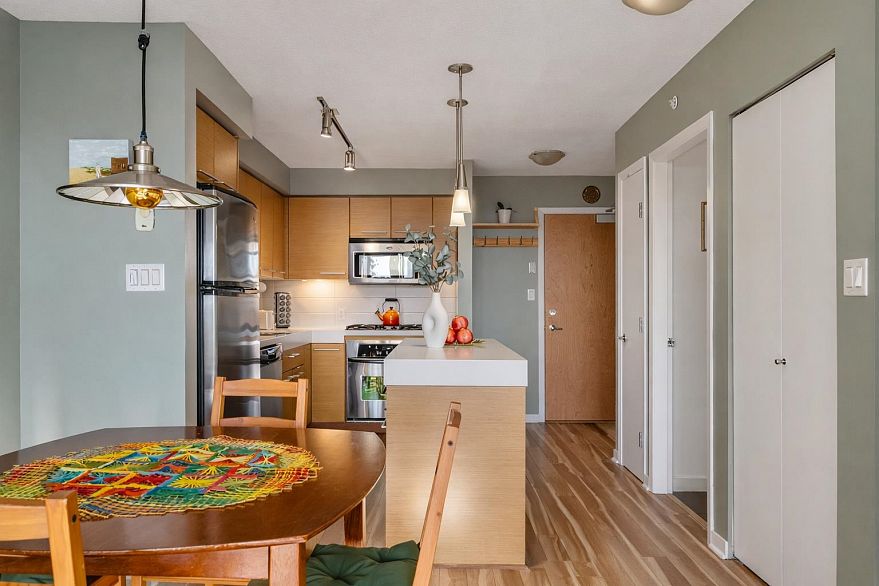 706 2770 Sophia Street